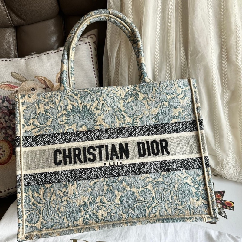 迪奧 托特包 肩背包 腋下包  手提包 閒置  帆布托特 季節限定刺繡款 CHRISTIAN DIOR CD Canvas Embroidered From the 2022 Collection by Maria Grazia Chiuri Medium Brocart Book Tote-6