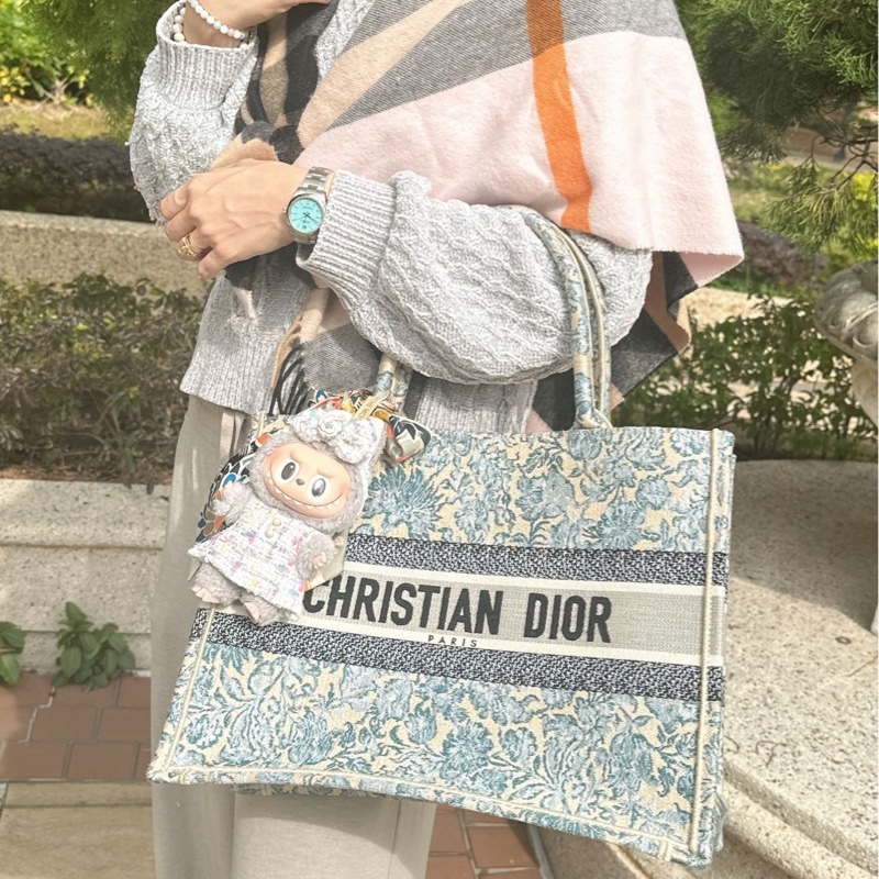 迪奧 托特包 肩背包 腋下包  手提包 閒置  帆布托特 季節限定刺繡款 CHRISTIAN DIOR CD Canvas Embroidered From the 2022 Collection by Maria Grazia Chiuri Medium Brocart Book Tote-9