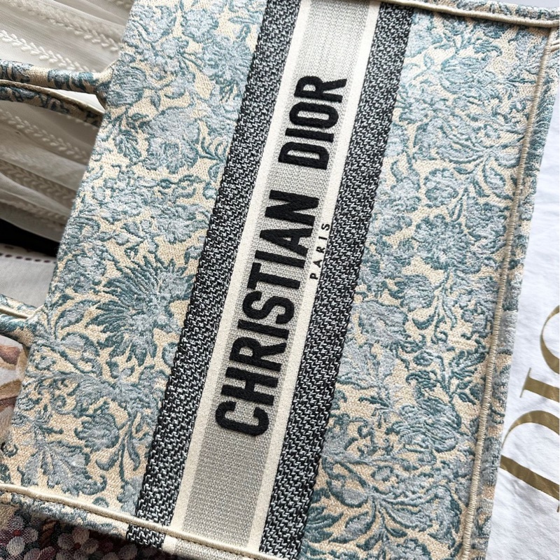 迪奧 托特包 肩背包 腋下包  手提包 閒置  帆布托特 季節限定刺繡款 CHRISTIAN DIOR CD Canvas Embroidered From the 2022 Collection by Maria Grazia Chiuri Medium Brocart Book Tote-11