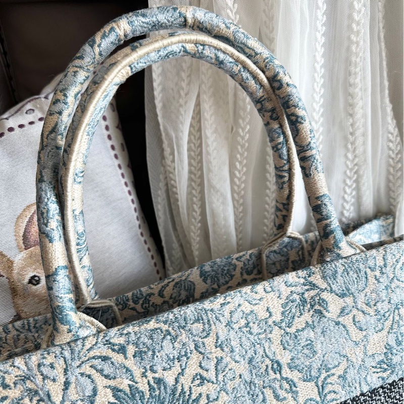 迪奧 托特包 肩背包 腋下包  手提包 閒置  帆布托特 季節限定刺繡款 CHRISTIAN DIOR CD Canvas Embroidered From the 2022 Collection by Maria Grazia Chiuri Medium Brocart Book Tote-12