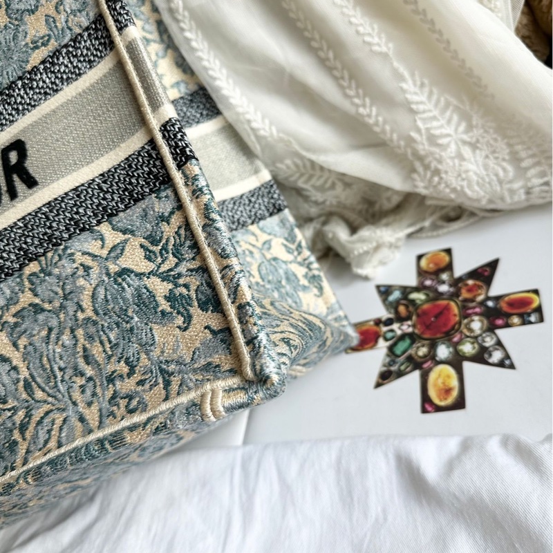 迪奧 托特包 肩背包 腋下包  手提包 閒置  帆布托特 季節限定刺繡款 CHRISTIAN DIOR CD Canvas Embroidered From the 2022 Collection by Maria Grazia Chiuri Medium Brocart Book Tote-13