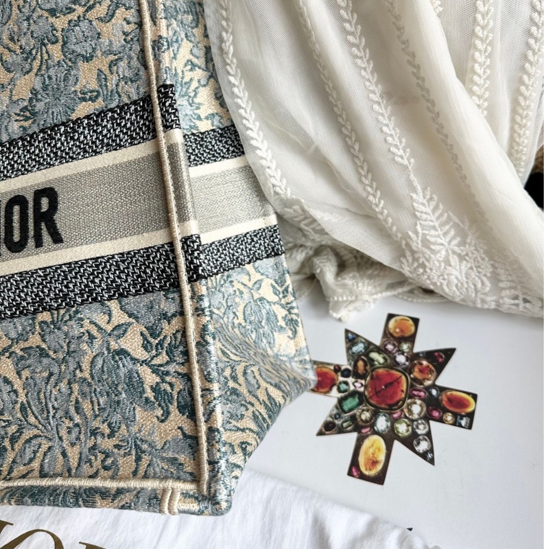 迪奧 托特包 肩背包 腋下包  手提包 閒置  帆布托特 季節限定刺繡款 CHRISTIAN DIOR CD Canvas Embroidered From the 2022 Collection by Maria Grazia Chiuri Medium Brocart Book Tote-14