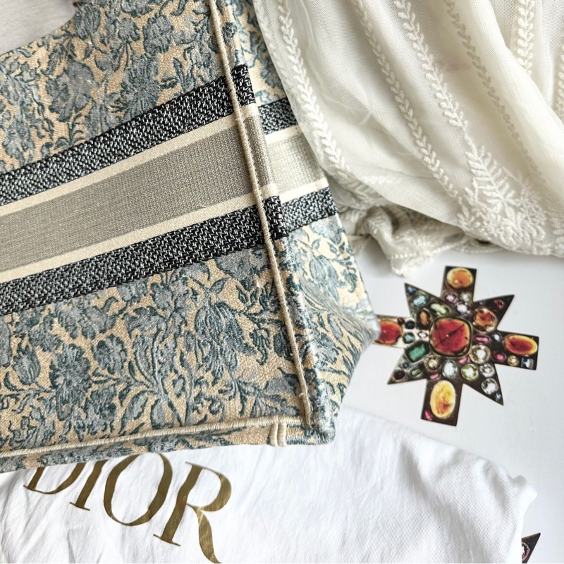 迪奧 托特包 肩背包 腋下包  手提包 閒置  帆布托特 季節限定刺繡款 CHRISTIAN DIOR CD Canvas Embroidered From the 2022 Collection by Maria Grazia Chiuri Medium Brocart Book Tote-15