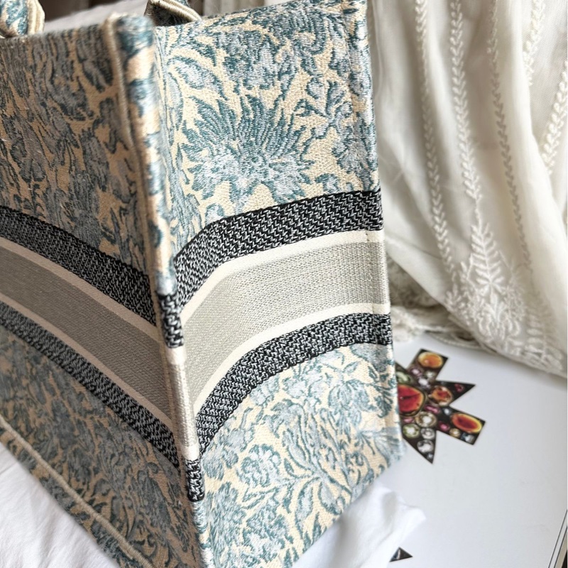 迪奧 托特包 肩背包 腋下包  手提包 閒置  帆布托特 季節限定刺繡款 CHRISTIAN DIOR CD Canvas Embroidered From the 2022 Collection by Maria Grazia Chiuri Medium Brocart Book Tote-16