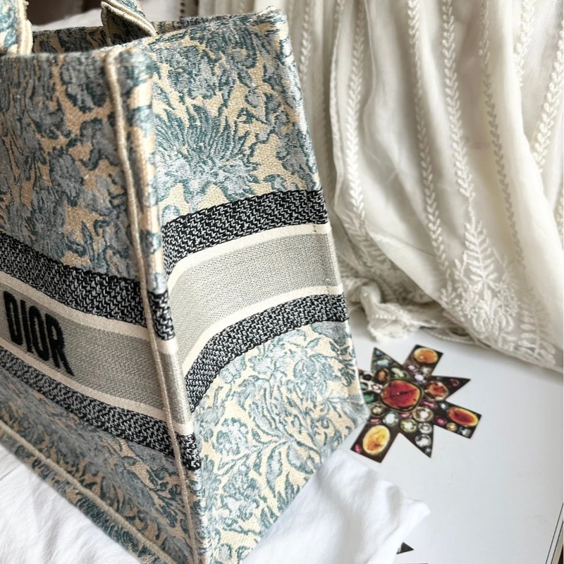 迪奧 托特包 肩背包 腋下包  手提包 閒置  帆布托特 季節限定刺繡款 CHRISTIAN DIOR CD Canvas Embroidered From the 2022 Collection by Maria Grazia Chiuri Medium Brocart Book Tote-17