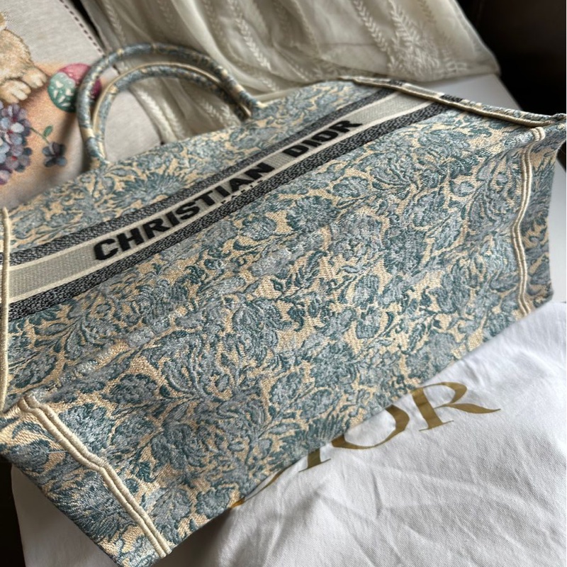 迪奧 托特包 肩背包 腋下包  手提包 閒置  帆布托特 季節限定刺繡款 CHRISTIAN DIOR CD Canvas Embroidered From the 2022 Collection by Maria Grazia Chiuri Medium Brocart Book Tote-18