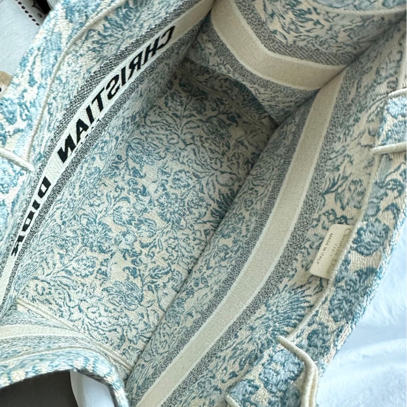 迪奧 托特包 肩背包 腋下包  手提包 閒置  帆布托特 季節限定刺繡款 CHRISTIAN DIOR CD Canvas Embroidered From the 2022 Collection by Maria Grazia Chiuri Medium Brocart Book Tote-20