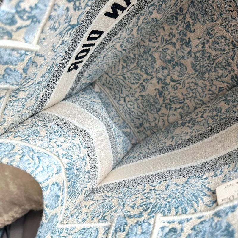 迪奧 托特包 肩背包 腋下包  手提包 閒置  帆布托特 季節限定刺繡款 CHRISTIAN DIOR CD Canvas Embroidered From the 2022 Collection by Maria Grazia Chiuri Medium Brocart Book Tote-21