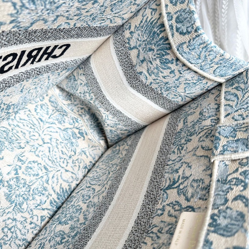 迪奧 托特包 肩背包 腋下包  手提包 閒置  帆布托特 季節限定刺繡款 CHRISTIAN DIOR CD Canvas Embroidered From the 2022 Collection by Maria Grazia Chiuri Medium Brocart Book Tote-22