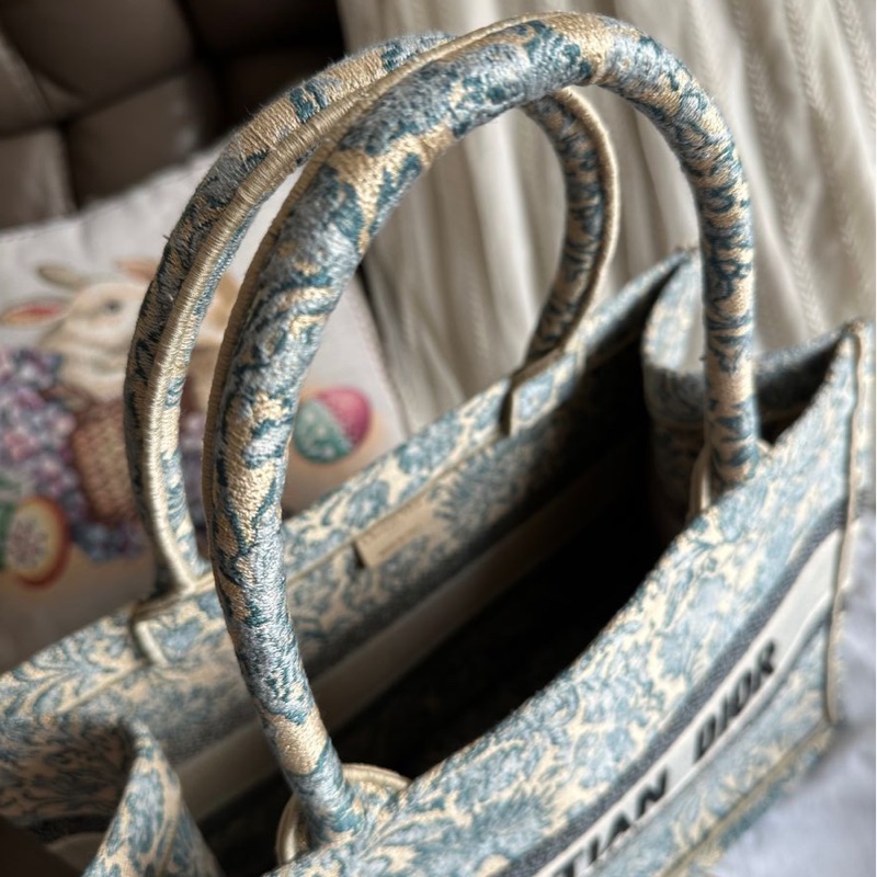 迪奧 托特包 肩背包 腋下包  手提包 閒置  帆布托特 季節限定刺繡款 CHRISTIAN DIOR CD Canvas Embroidered From the 2022 Collection by Maria Grazia Chiuri Medium Brocart Book Tote-23