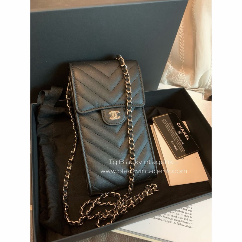 香奈兒手機包 黑色皮革 鍊條包 斜背包  手提包 鏈條包 肩背包 腋下包 香奈兒  閒置 未使用 有專櫃單 Chanel Chevron Black Phone Holder with chain-0