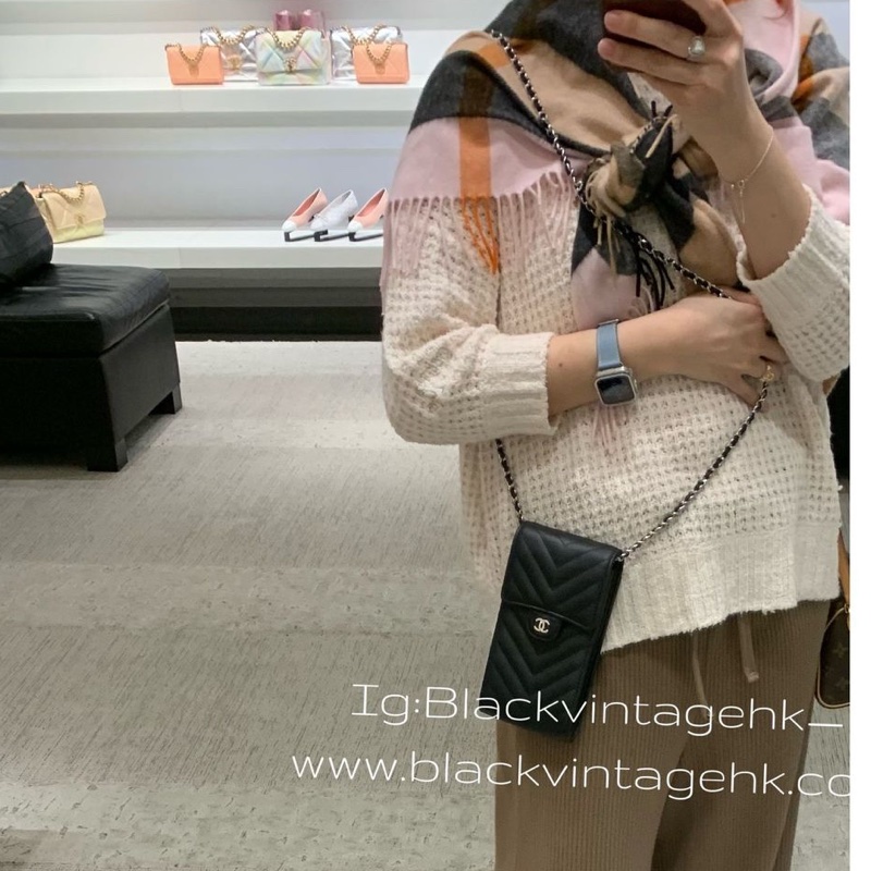 香奈兒手機包 黑色皮革 鍊條包 斜背包  手提包 鏈條包 肩背包 腋下包 香奈兒  閒置 未使用 有專櫃單 Chanel Chevron Black Phone Holder with chain-1