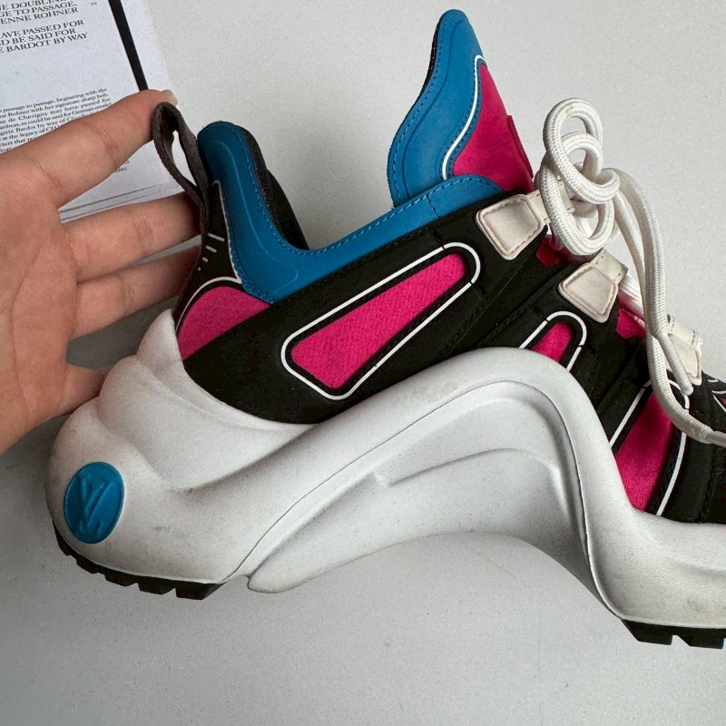 🎊專櫃1萬5 LV超顯瘦粉拚藍色運動鞋 37.5-22