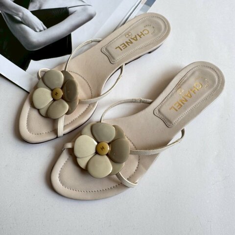 😍仙女渡假買這雙 Chanel 奶昔白花花涼鞋37.5