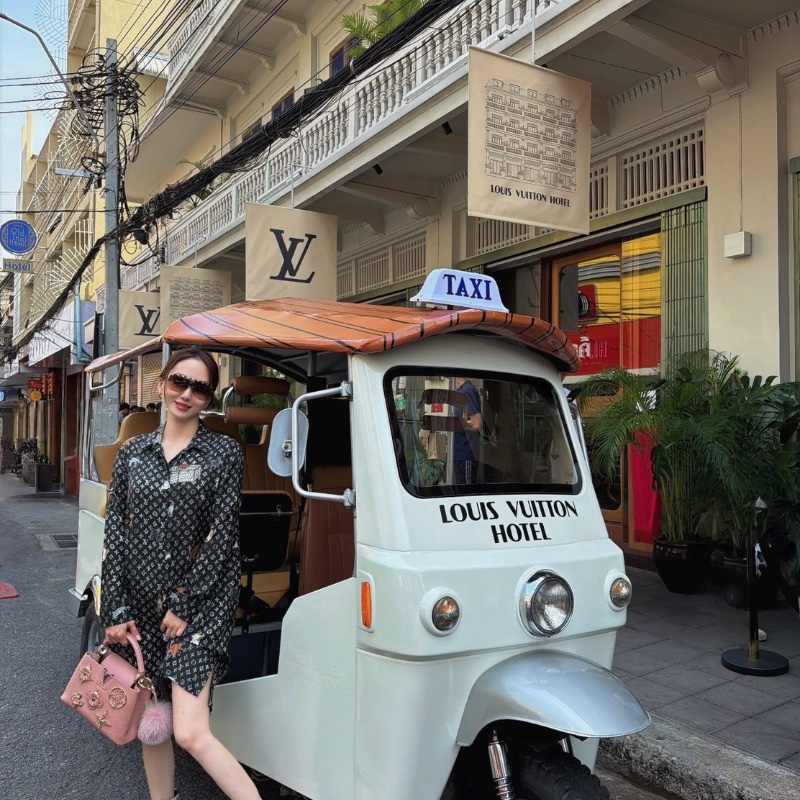 LV CapucinesBB粉色花卉裝飾 牛皮手提肩背包27*17.5*9 99新配件塵袋-1