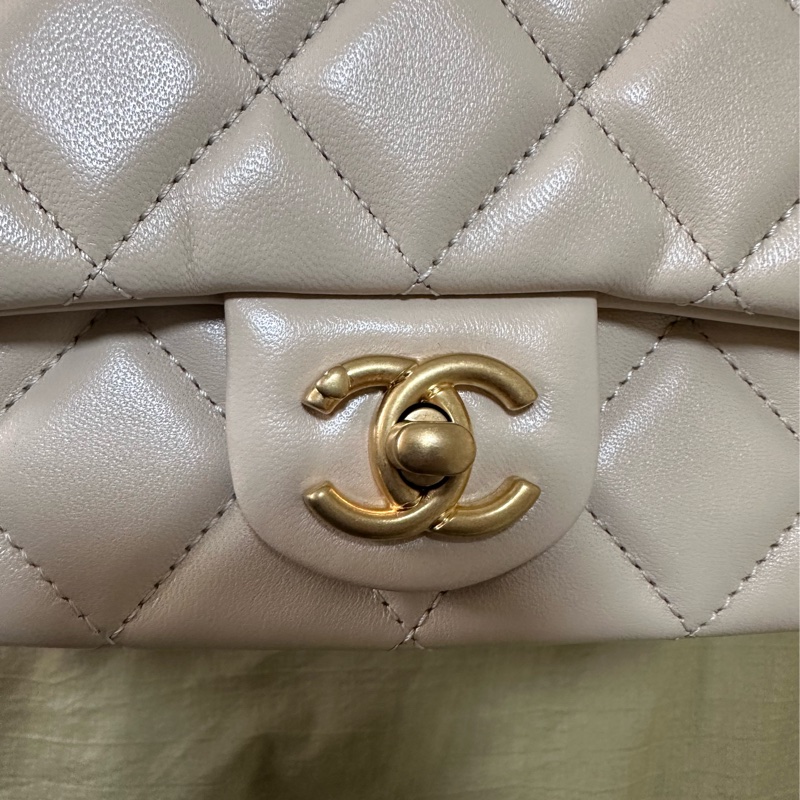 香奈兒迷你口蓋包 19公分 愛心調節款-11