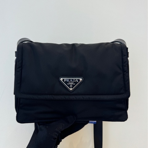 Prada普拉達 cini黑色尼龍三角標斜挎包