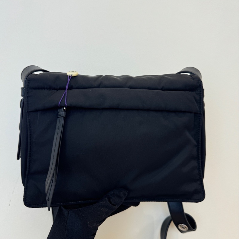 Prada普拉達 cini黑色尼龍三角標斜挎包-1