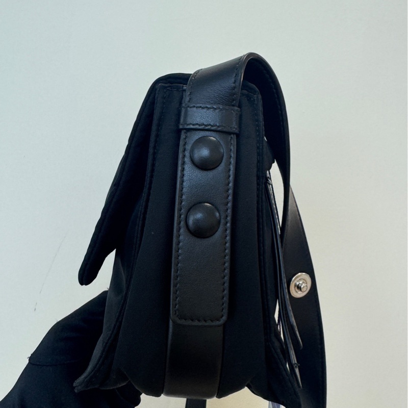 Prada普拉達 cini黑色尼龍三角標斜挎包-4