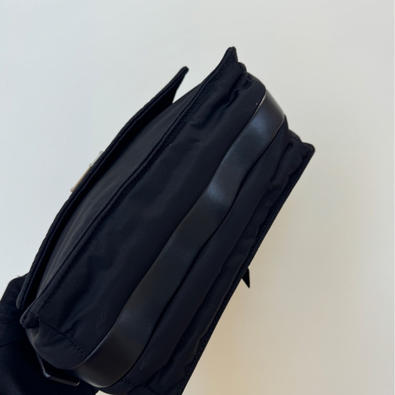 Prada普拉達 cini黑色尼龍三角標斜挎包-5