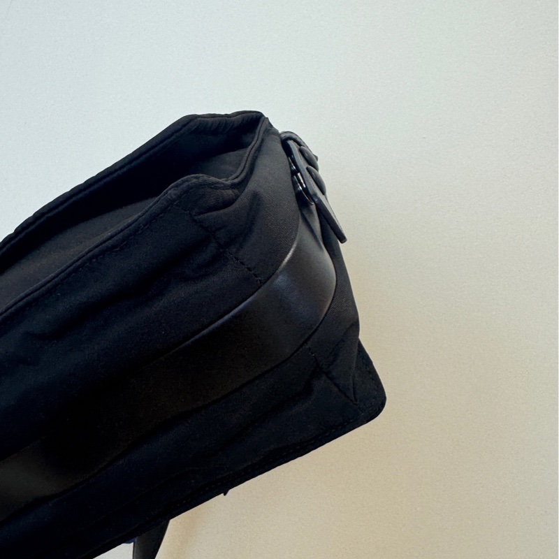 Prada普拉達 cini黑色尼龍三角標斜挎包-6