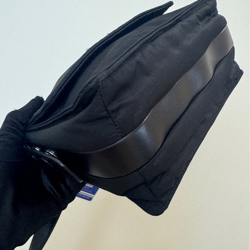 Prada普拉達 cini黑色尼龍三角標斜挎包-7