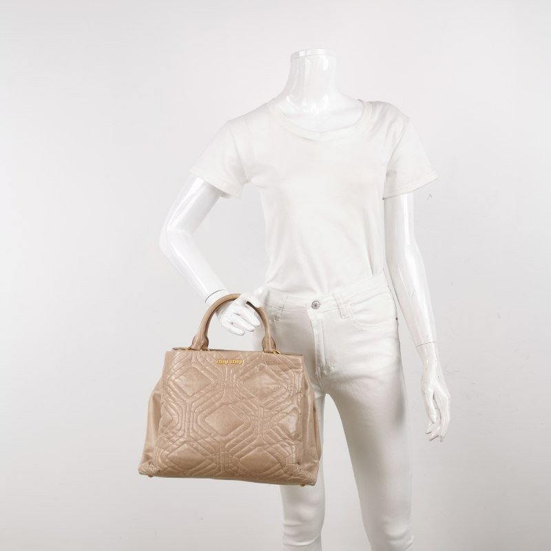 Miu Miu油蠟皮純色絎縫字母logo手提包-1