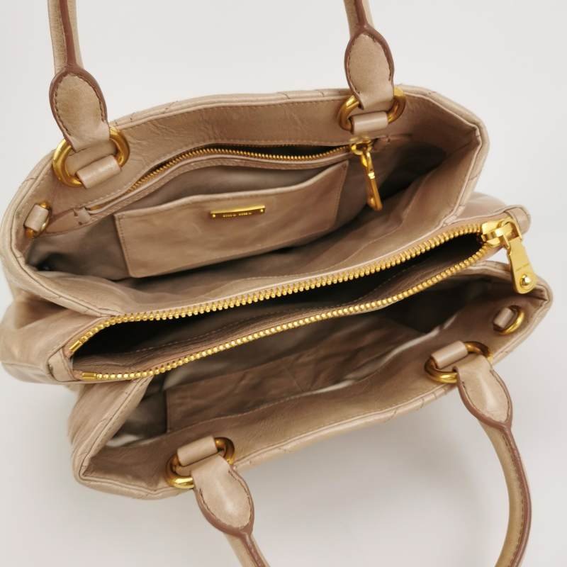 Miu Miu油蠟皮純色絎縫字母logo手提包-6