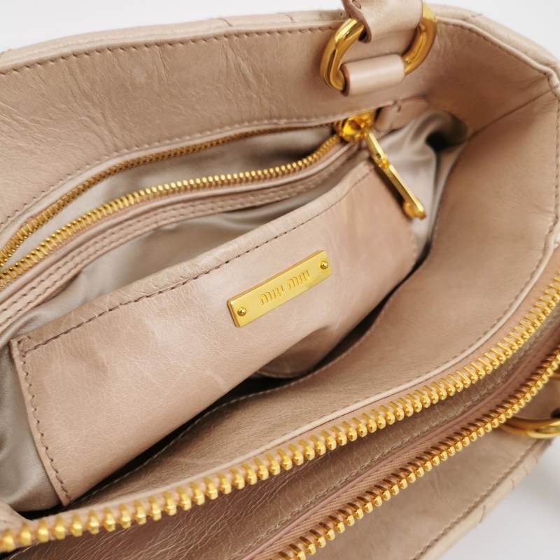 Miu Miu油蠟皮純色絎縫字母logo手提包-7