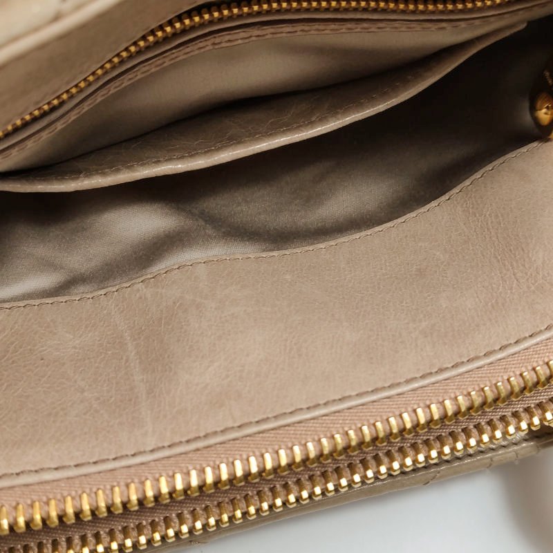 Miu Miu油蠟皮純色絎縫字母logo手提包-9