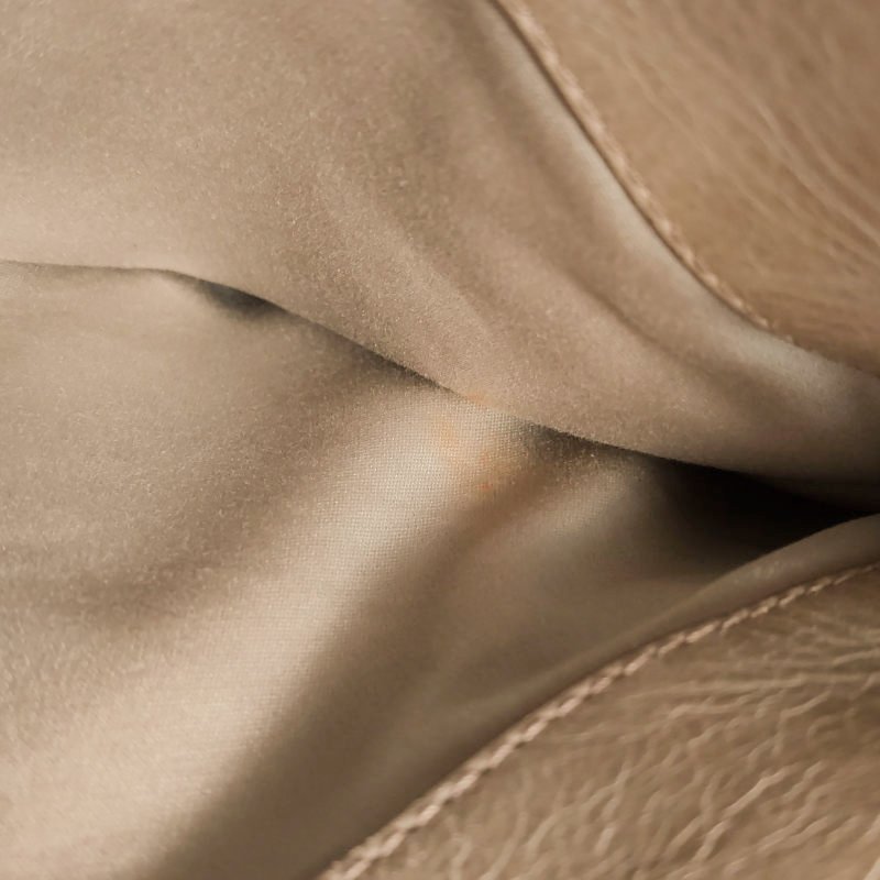 Miu Miu油蠟皮純色絎縫字母logo手提包-10