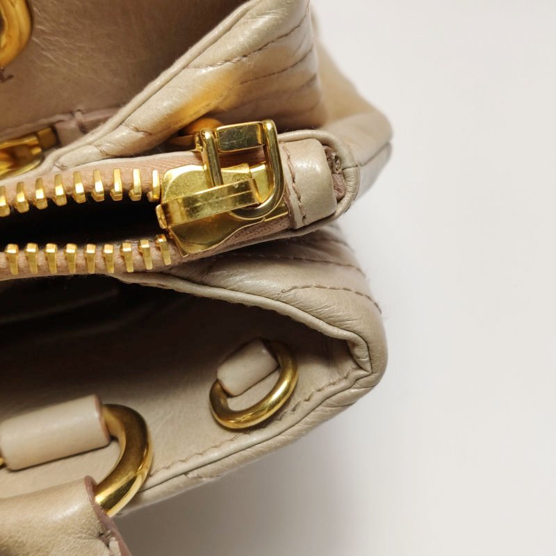 Miu Miu油蠟皮純色絎縫字母logo手提包-11