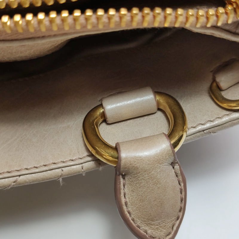 Miu Miu油蠟皮純色絎縫字母logo手提包-12