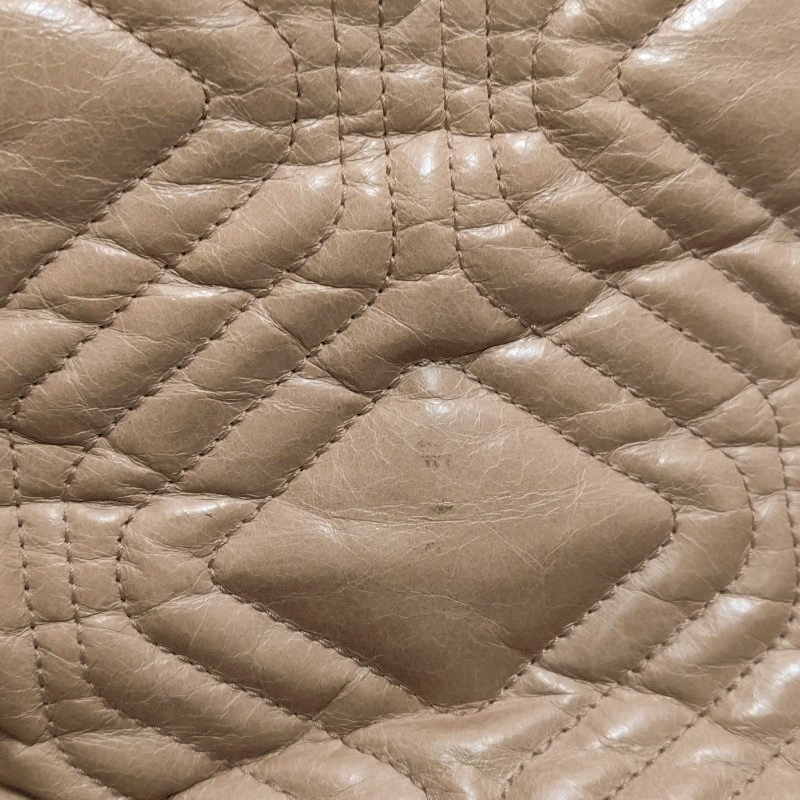 Miu Miu油蠟皮純色絎縫字母logo手提包-14