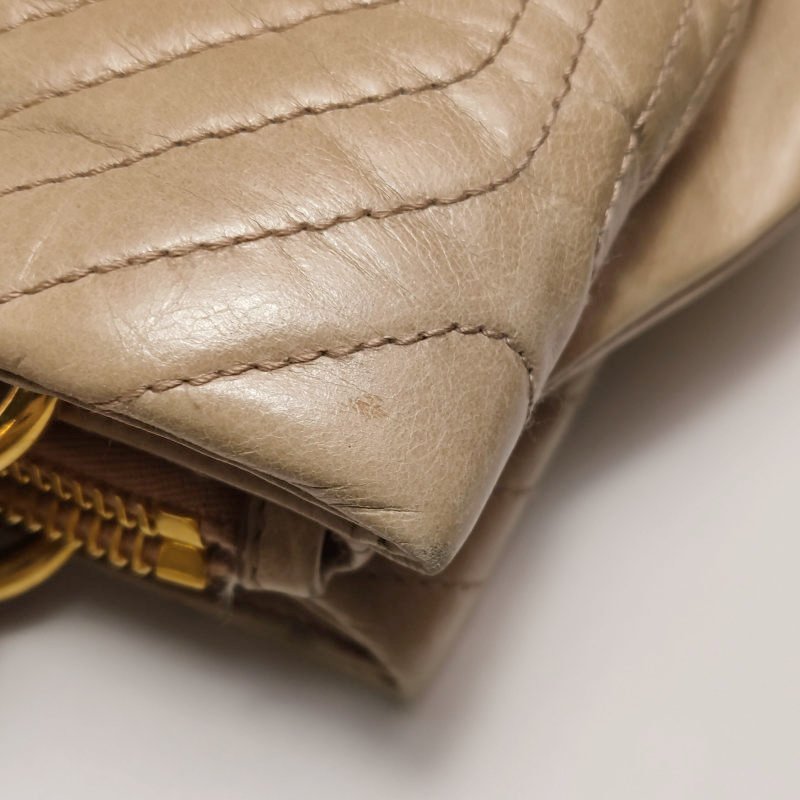 Miu Miu油蠟皮純色絎縫字母logo手提包-15