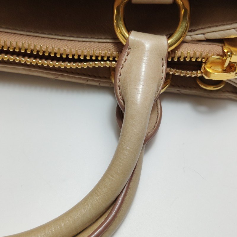 Miu Miu油蠟皮純色絎縫字母logo手提包-16