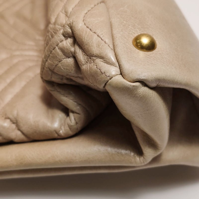 Miu Miu油蠟皮純色絎縫字母logo手提包-21