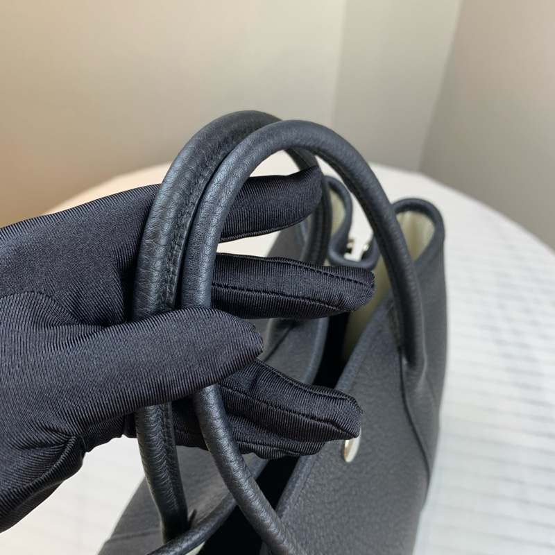 愛馬仕/Hermes 黑色皮革 銀色鈕扣 經典實用 30*14*21-3