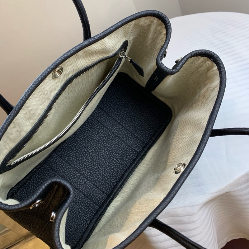 愛馬仕/Hermes 黑色皮革 銀色鈕扣 經典實用 30*14*21-8