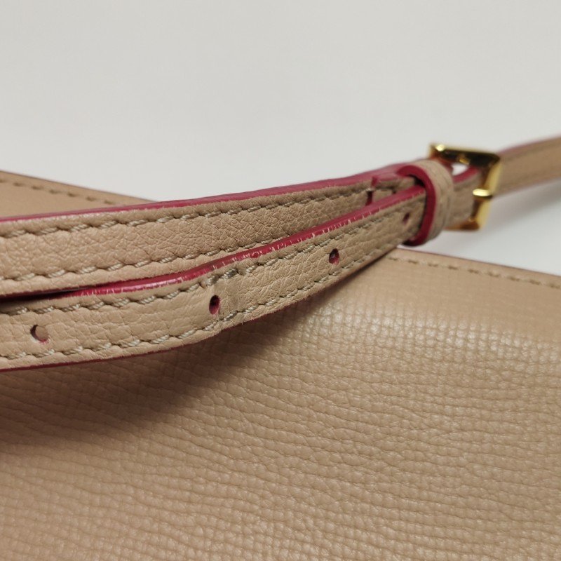 Burberry Macken牛皮純色金屬扣斜挎包單肩包-10
