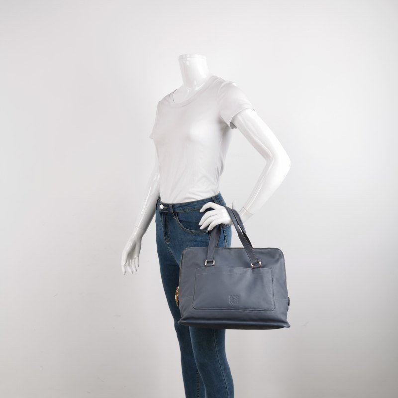Loewe牛皮純色Logo壓紋手提包-1