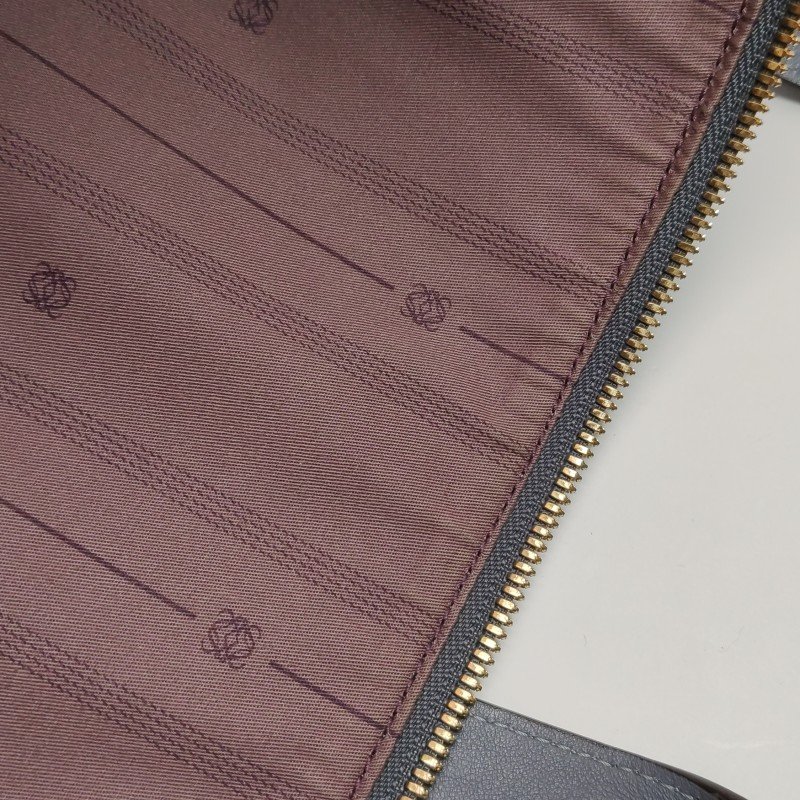 Loewe牛皮純色Logo壓紋手提包-7