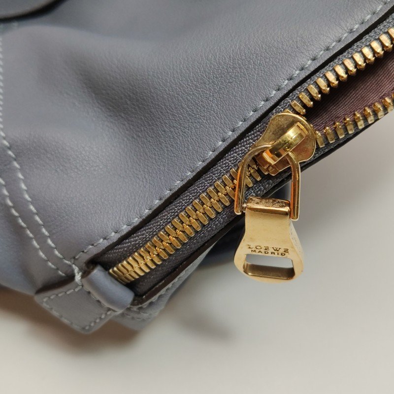 Loewe牛皮純色Logo壓紋手提包-9