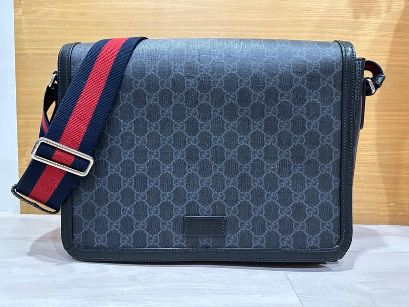 Gucci 黑灰原花logo 下蓋郵差包-0