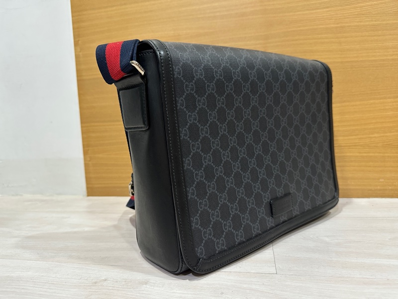 Gucci 黑灰原花logo 下蓋郵差包-1