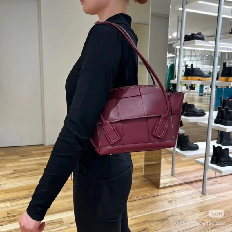 BV Arco翻蓋開合編織手提肩背包22*21*8 9新 配件塵袋-0