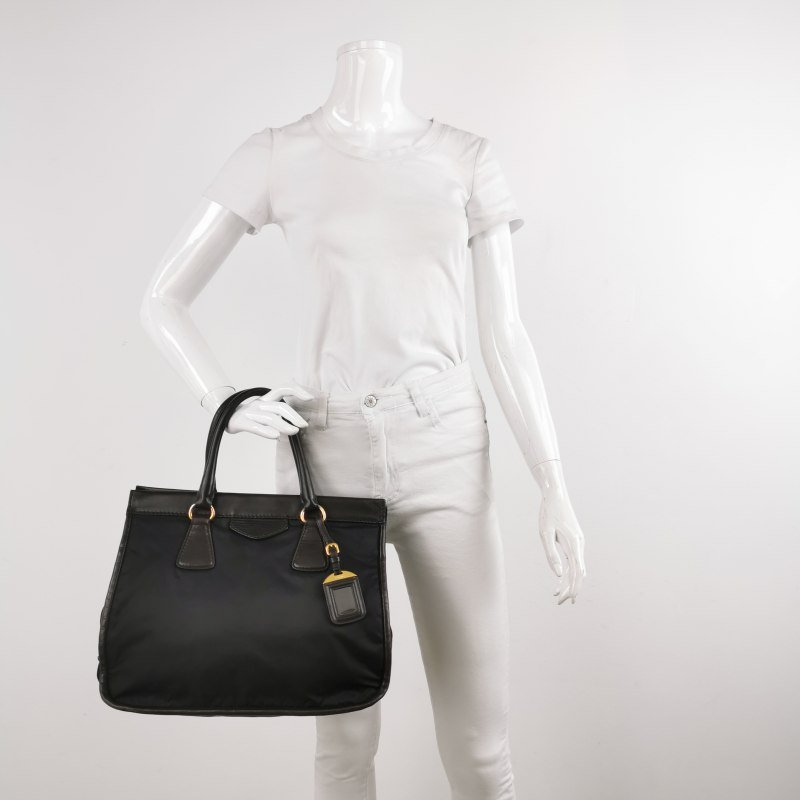 Prada牛皮尼龍布純色三角徽標手提包-1