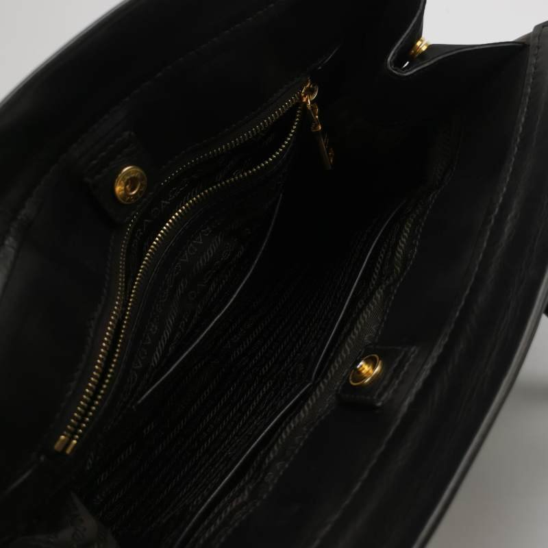 Prada牛皮尼龍布純色三角徽標手提包-6