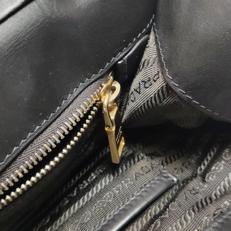 Prada牛皮尼龍布純色三角徽標手提包-9