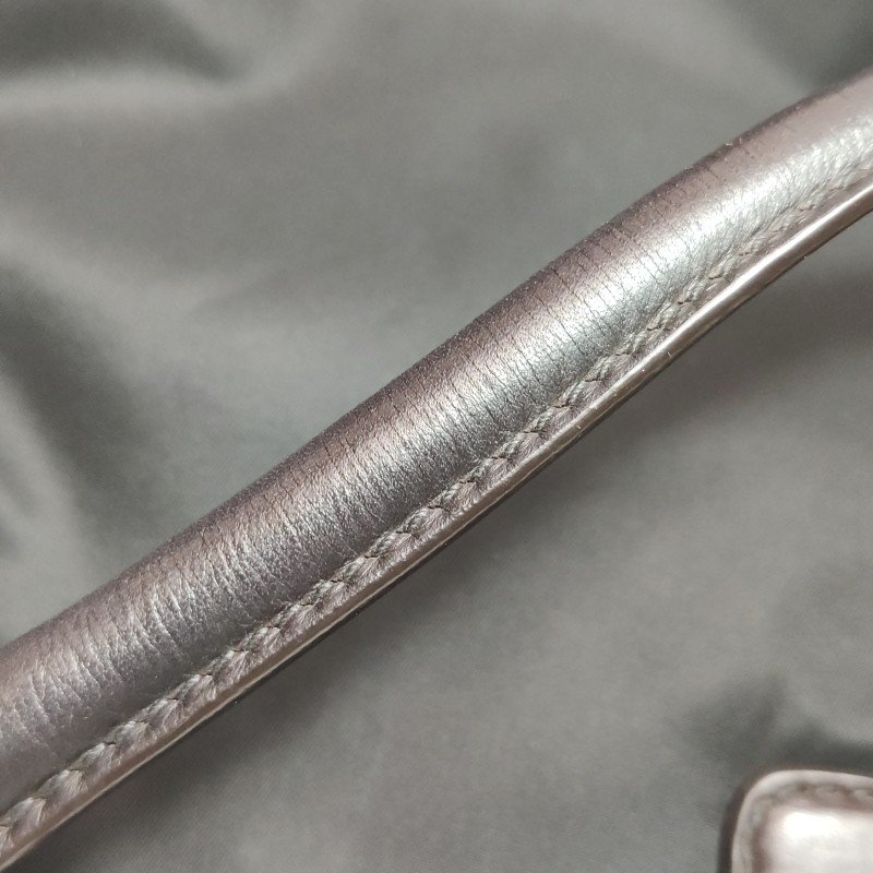 Prada牛皮尼龍布純色三角徽標手提包-23